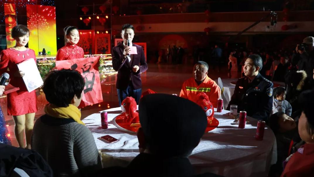 傅继英老师为“最美香河人”代表“最美家庭”代表赠送“福”字