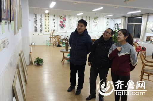杨山勇与大家一同欣赏师生画作