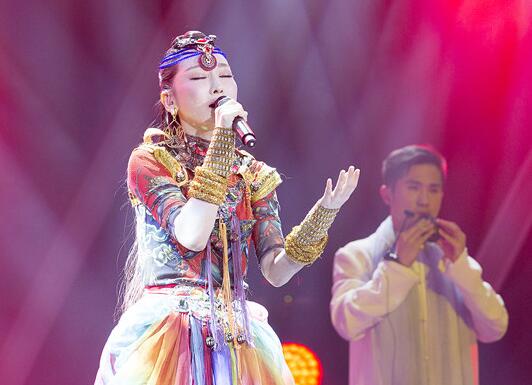 《天籁之声》萨顶顶一首歌实现三种民族音乐大合奏