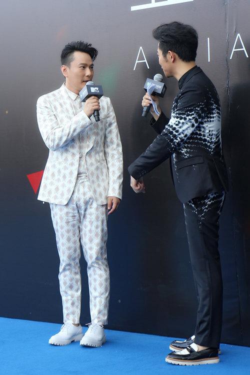 张信哲亮相亚洲金曲大赏 获港台最佳男歌手