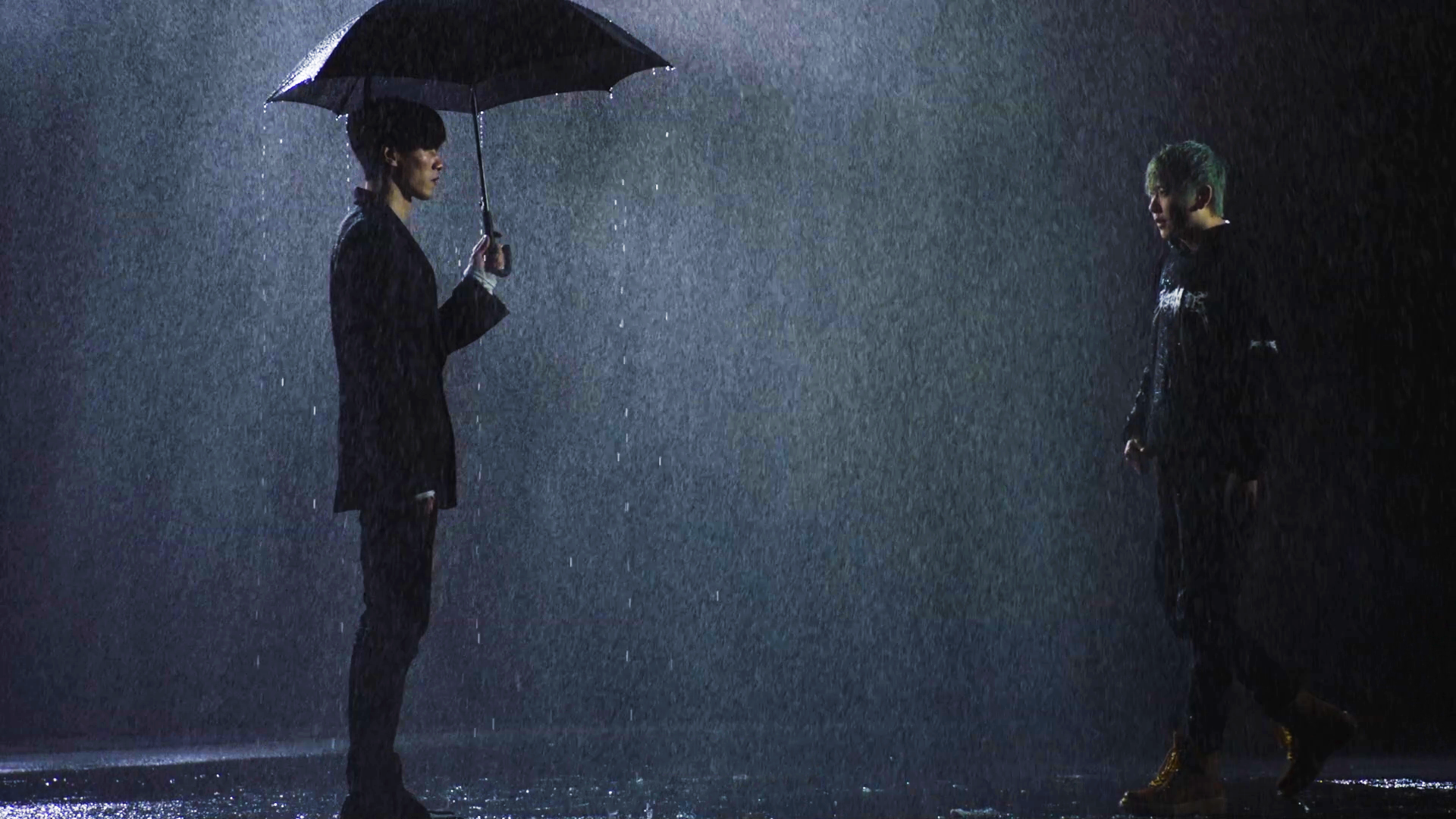 《骤雨 Trouble》MV陈骁张朋被雨狂浇两小时