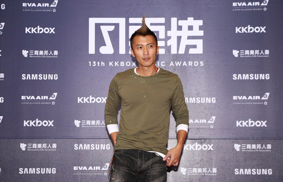谢霆锋顶鸡冠头登台表演 被问王菲笑而不答