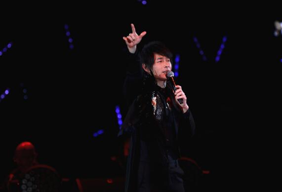 周传雄演唱会与爱妻同台撒狗粮