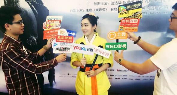 《上山吧兄弟》发布会 杜娟豪放演绎女汉子村花
