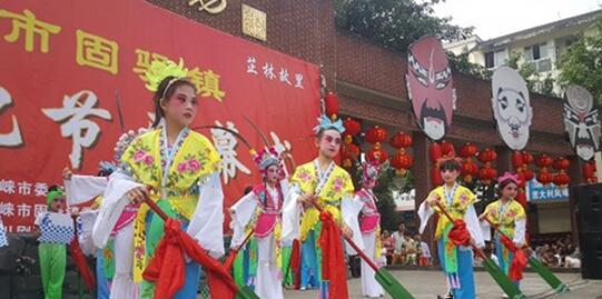 四川邛崃：特色乡土美术教育下的川剧文化复兴