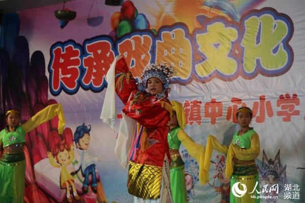 湖北鹤峰:千名小学生唱响戏曲过不一样的六一节