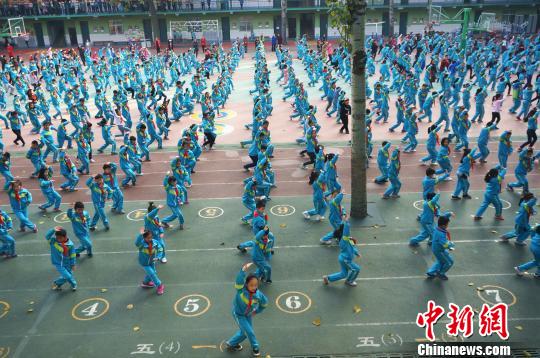 图为小学生们集体做戏曲体操。　韩章云 摄