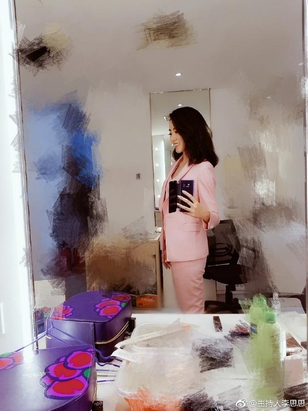 李思思产后复出玩自拍 一身粉色职业装温柔又帅气