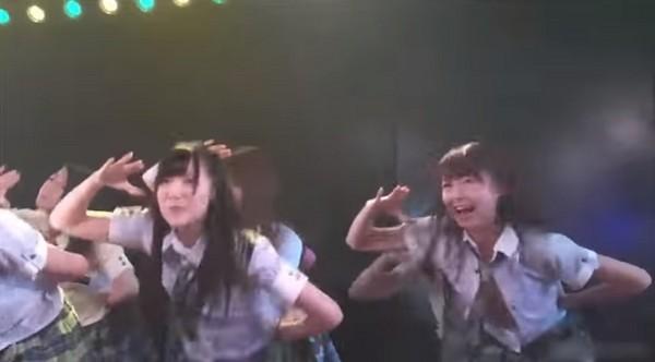 14岁AKB48女星台上走光 热舞动作大致衬衫爆开