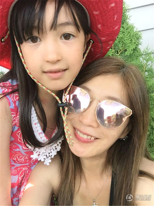 夏克立一家回加享家庭月　清新合照美出新高度