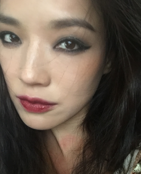 舒淇晒自拍颈部有大片红痕 女神你怎么了？