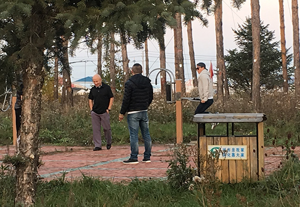 杜淳街边锻炼