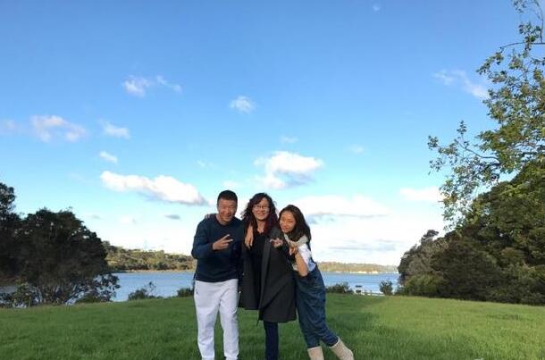 温馨!孙红雷与家人出游 草原下笑容灿烂