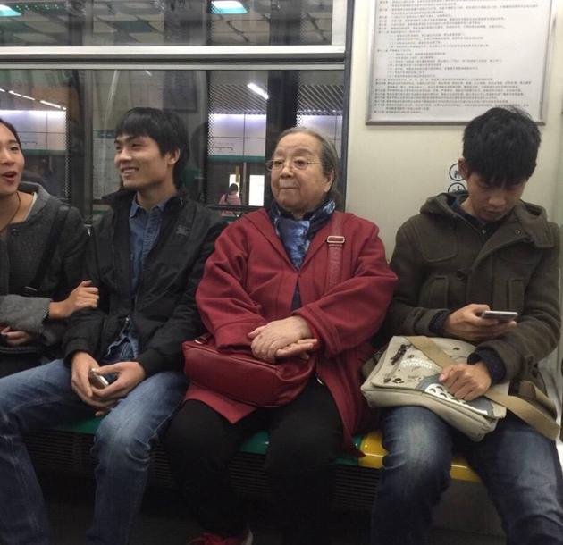 “容嬷嬷”地铁出行 一身休闲装扮接地气