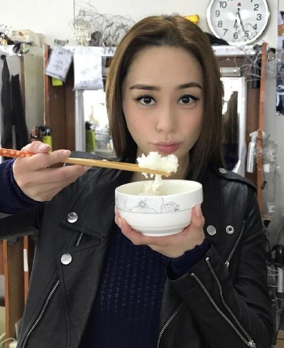 钟欣潼元气满满晒早餐：六点多吃个白米饭