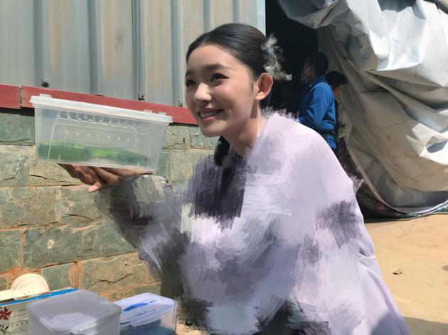 林允晒《斗破苍穹》片场照 竟用真蛇拍摄