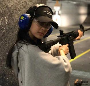 黄晓明baby化身史密斯夫妇 神枪手摆pose忙