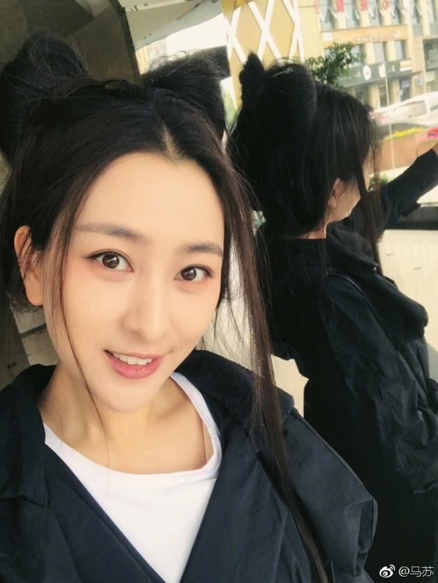 马苏晒米老鼠发型嘴角带笑 呆萌可爱少女感十足