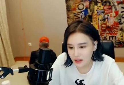 赵本山乱入女儿直播画面笑疯网友：修炼呢啊
