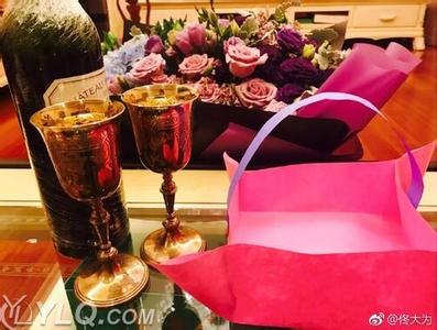 佟大为关悦结婚9周年 看电影喝红酒纪念超浪漫