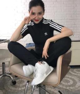 Baby晒近照 产后三个月已经瘦出小蛮腰