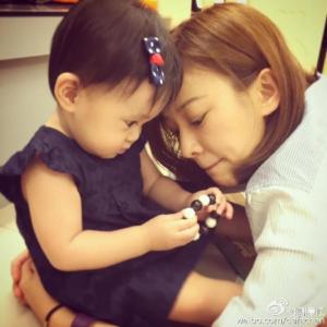 陈意涵素颜健身秀胸口纹身 抱贾静雯女儿两个都萌