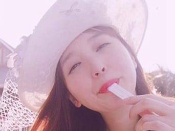 金莎晒吃冰激凌美照 粉丝直呼：要做那个勺子