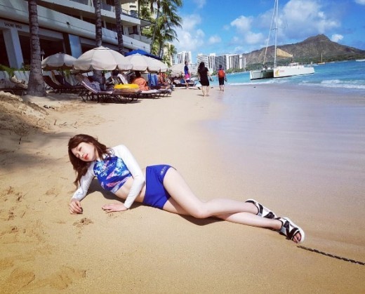 EXID成员HANI夏威夷拍写真 横卧沙滩美腿抢镜