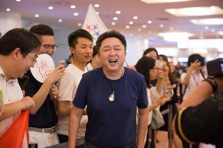 于谦现身东京机场 调侃粉丝都是男生：男女都一样