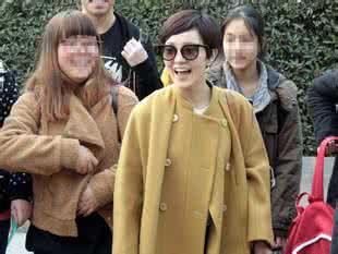 郭采洁机场穿露脐装秀小蛮腰 反拍狗仔酷劲十足