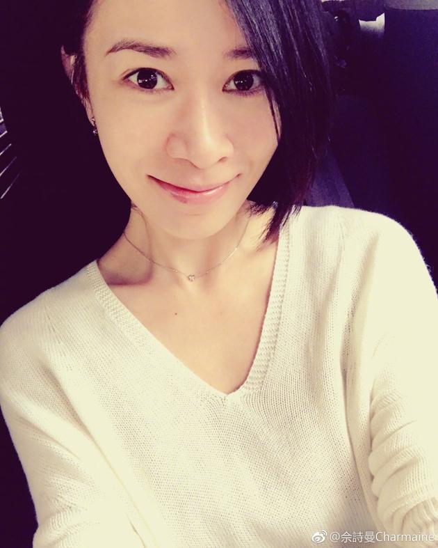佘诗曼秀飘逸紫色短发 晒自拍笑容治愈显娇美