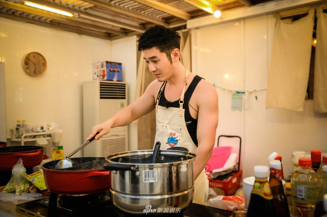 黄晓明承包餐厅杂活 赵薇点赞：和他在一起很舒服